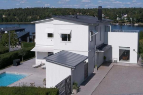 Water facing villa with pool & sauna, Lidingö